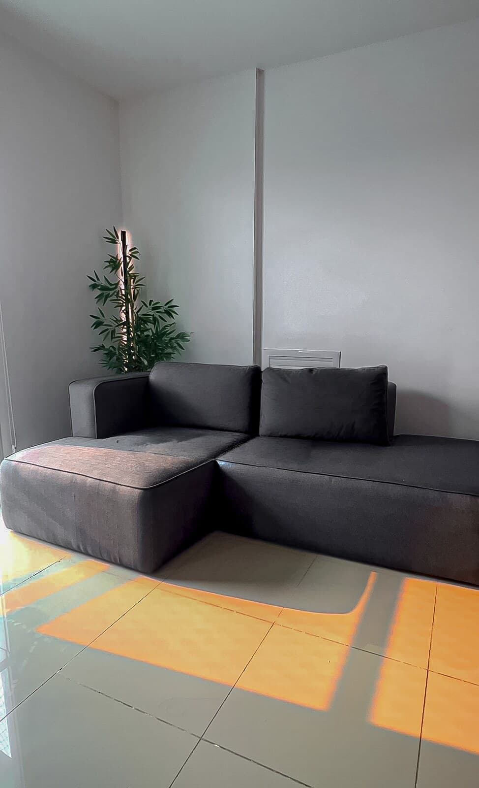 Sofá Roma Recamier modular grafite em sala minimalista com planta ao lado - PCR Móveis, Manaus