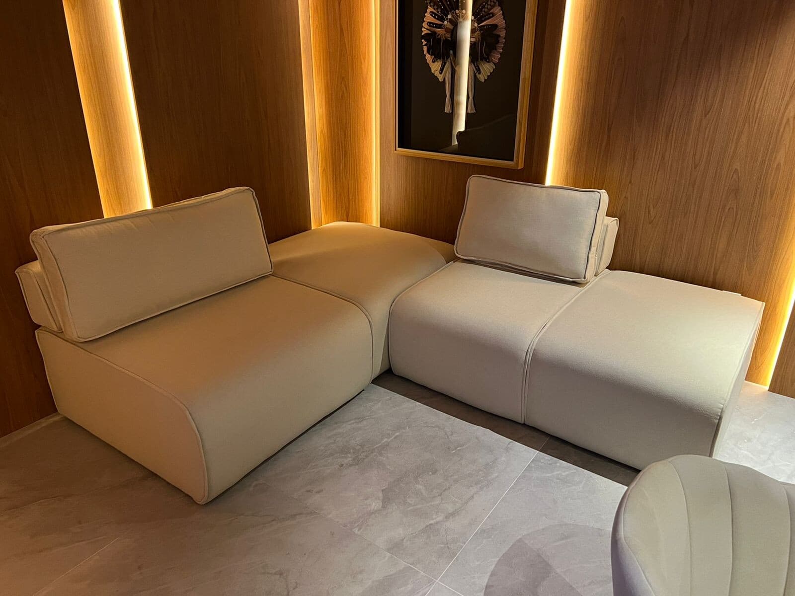 Sofá Roma Recamier modular em linho claro instalado em ambiente contemporâneo - PCR Móveis, Manaus