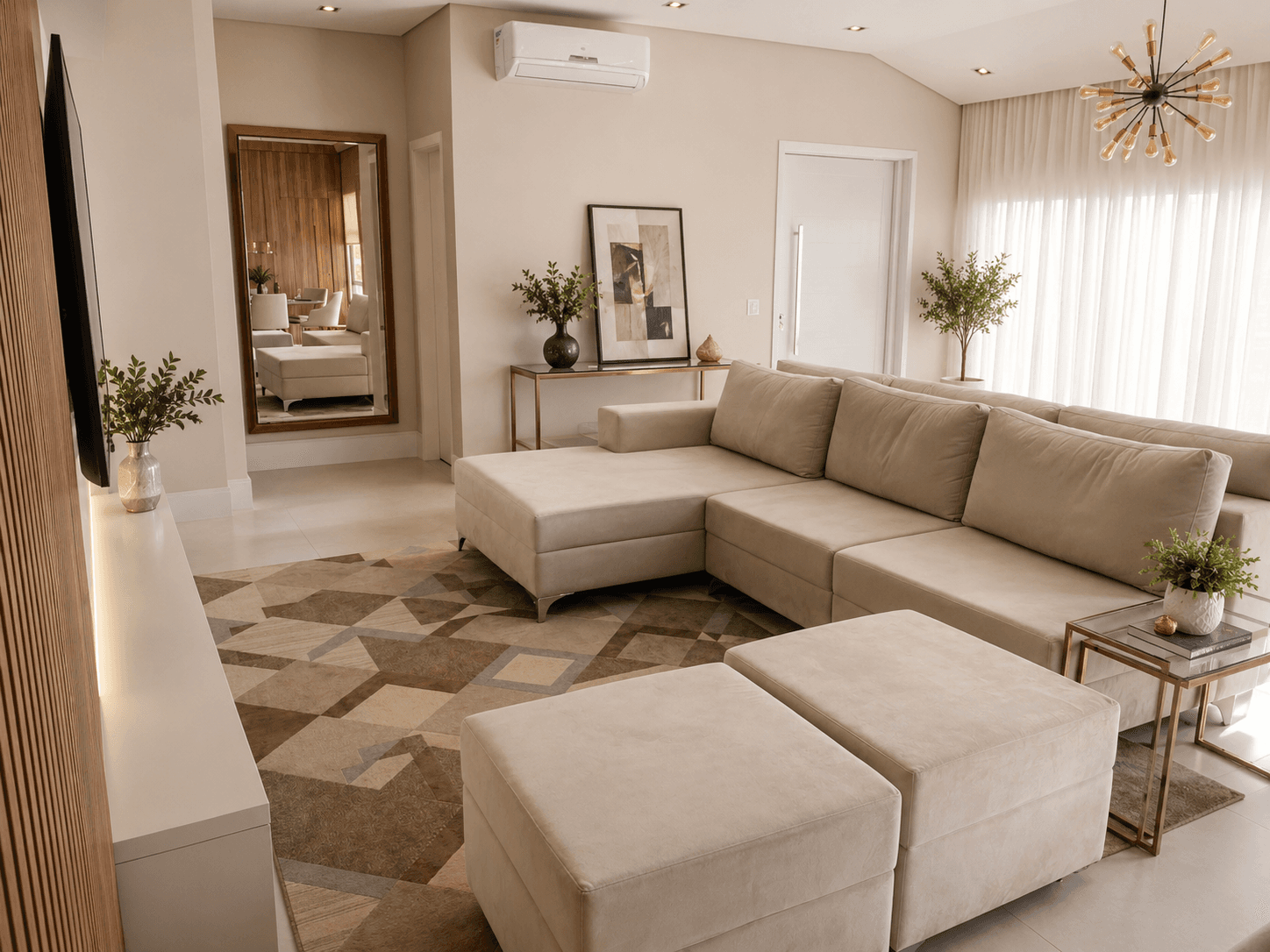 Sofá modular claro com puff em apartamento - PCR Móveis, Manaus