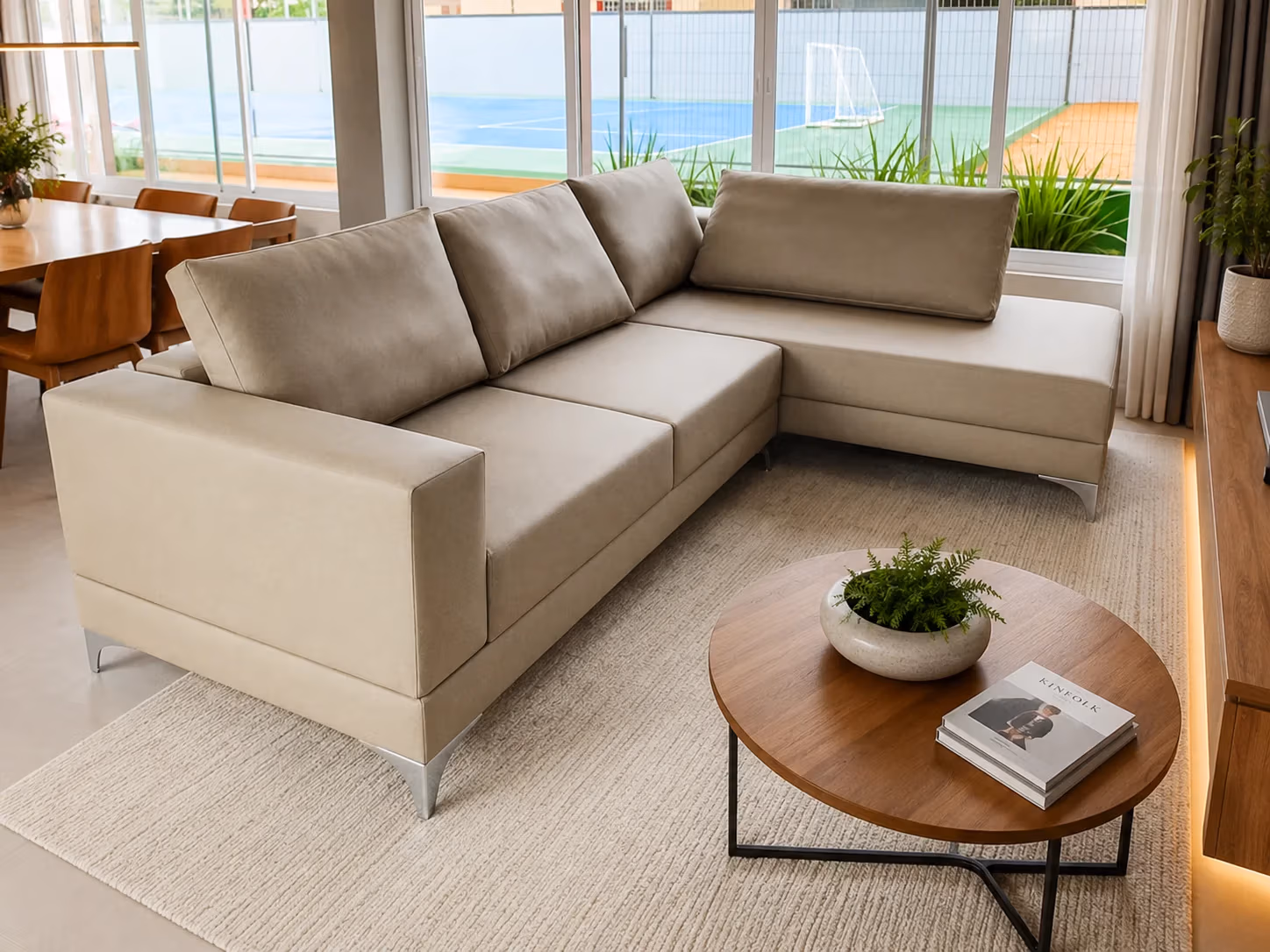 Sofá modular off white em sala com janelas amplas - PCR Móveis, Manaus