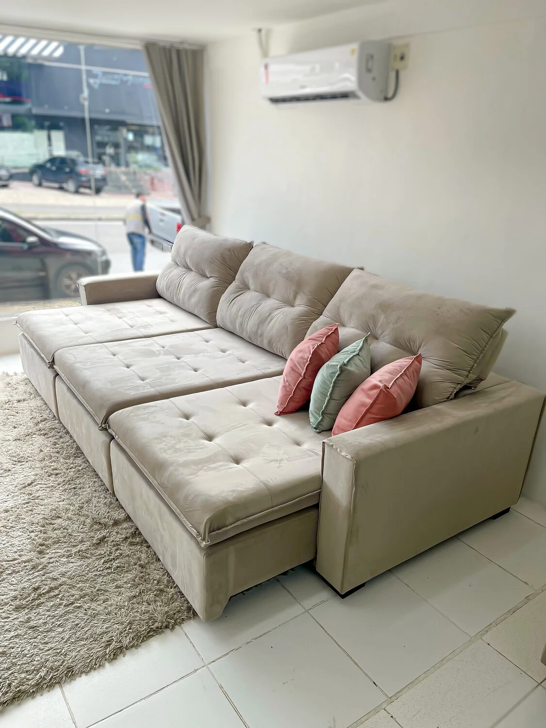 Sofá Windsor retrátil em sala de cliente — PCR Móveis, Manaus