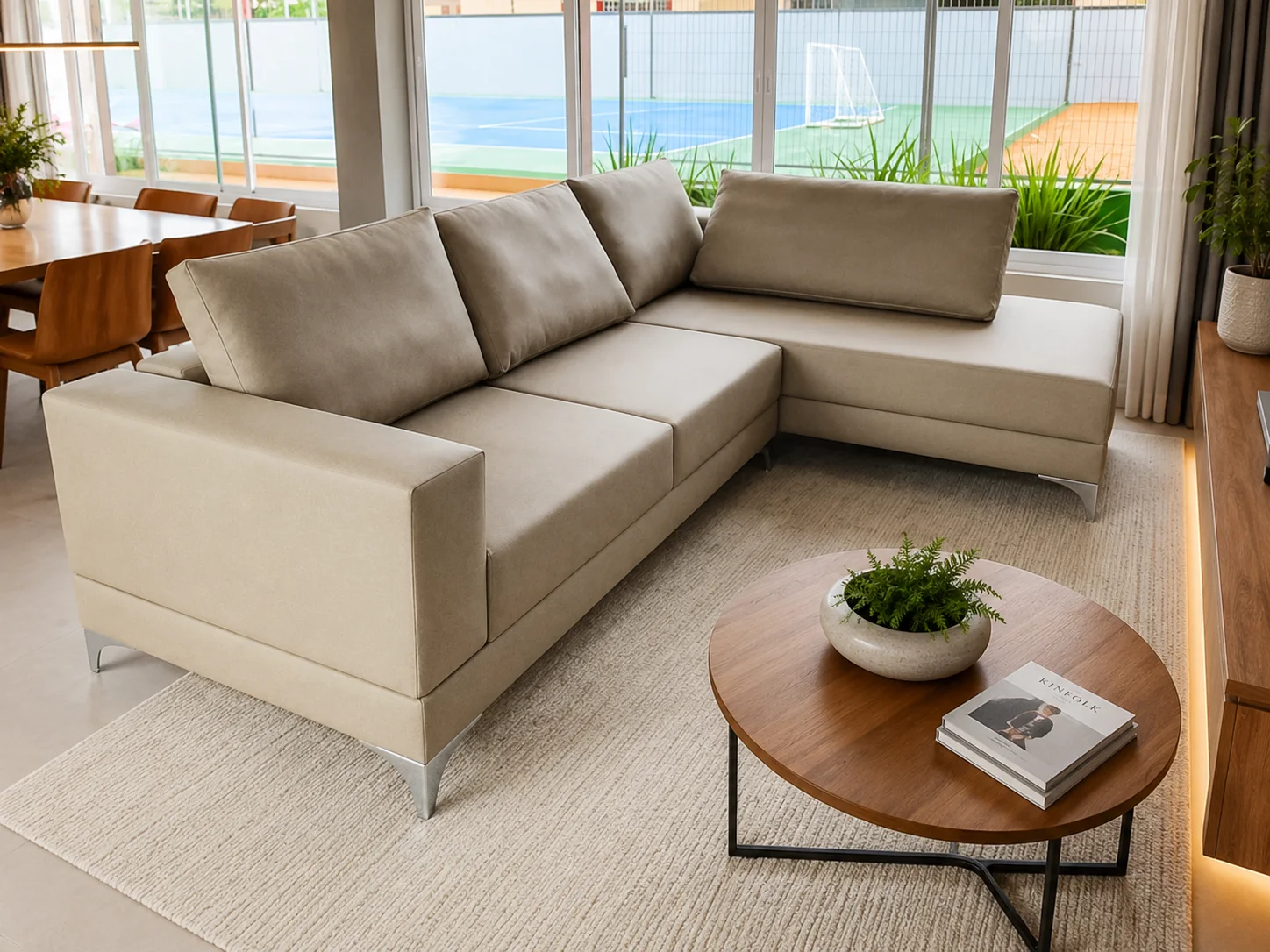 Sofá modular off white em sala com janelas amplas — PCR Móveis, Manaus