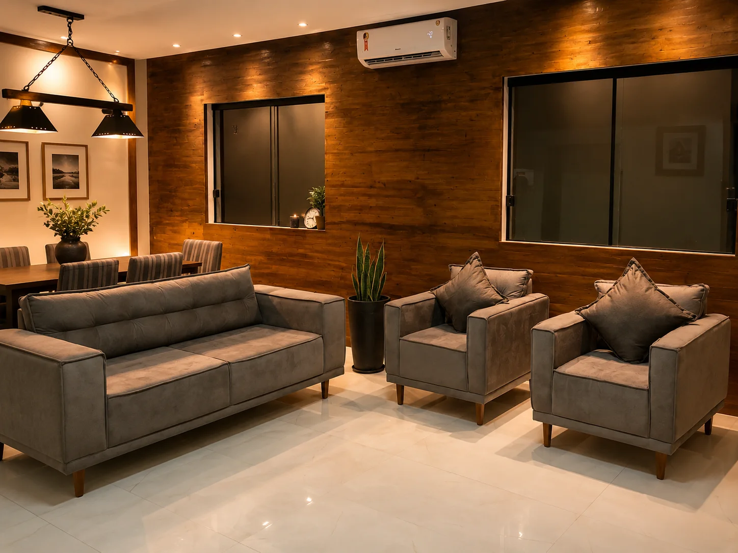 Conjunto de sofás cinza em living com parede amadeirada — PCR Móveis, Manaus