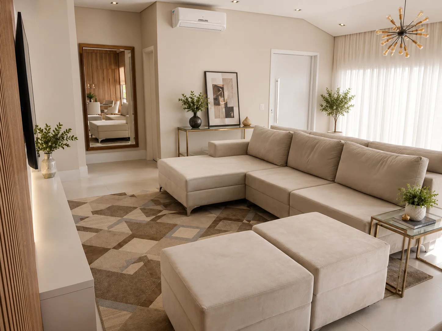 Sofá modular claro com puff em apartamento